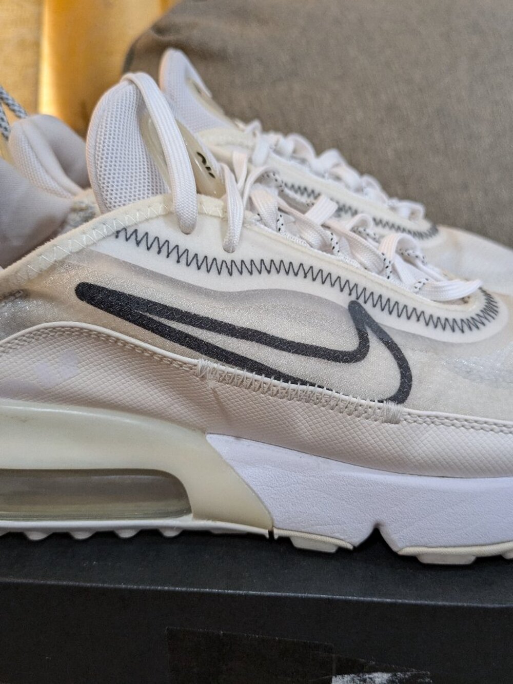 Nike Air Max 2090 White womens Low Top Lace-Up Sneakers Size 7.5 Good Condition